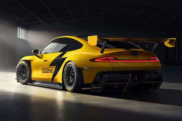 Xe hiện đã được đưa vào sản xuất và dự kiến những chiếc xe đầu tiên sẽ được bàn giao tới tay khách hàng vào tháng 3/2025. Theo Goldman Sachs, mức giá xe Xiaomi SU7 Ultra 2025 bán ra là từ 814.900 nhân dân tệ (tương đương 2,9 tỷ đồng).