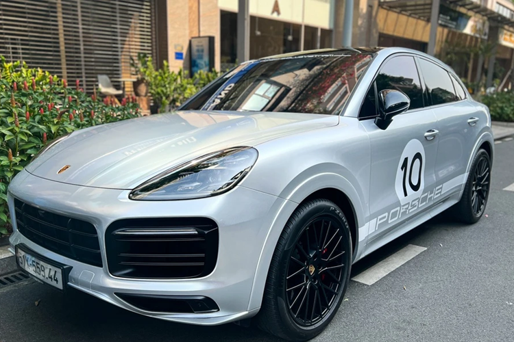 Trên phiên bản cao nhất Turbo GT, xe có khả năng tăng tốc 0-100 km/h trong 3,3 giây và đạt tốc độ tối đa 305 km/h. Giá bán khởi điểm của Porsche Cayenne là 5,56 tỷ đồng.