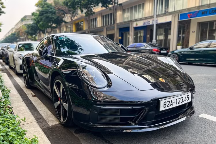 Một chiếc Porsche 911 mang biển số đặc biệt 123.45.