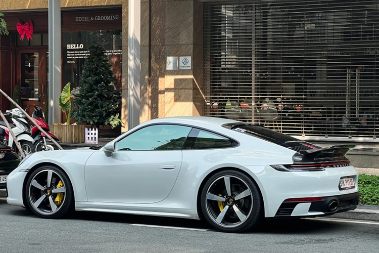 Porsche 911 hiện được phân phối tại Việt Nam với 6 biến thể, giá bán khởi điểm 7,62 tỷ đồng cho dòng Carrera và đắt nhất từ 19,22 tỷ đồng đối với dòng Sport Classic.