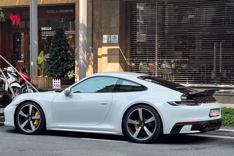 Porsche 911 hiện được phân phối tại Việt Nam với 6 biến thể, giá bán khởi điểm 7,62 tỷ đồng cho dòng Carrera và đắt nhất từ 19,22 tỷ đồng đối với dòng Sport Classic.