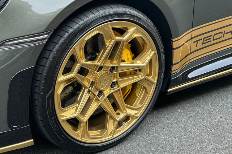 Những chi tiết ngoại thất của gói độ Tech Art trên Porsche 911 Carrera S có thể kể đến như la-zăng, cánh gió sau, hệ thống ống xả...