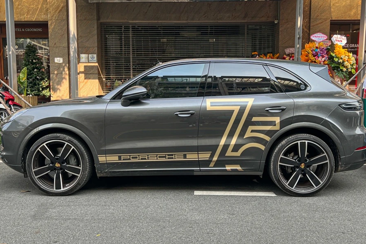 Dù có số lượng không nhiều như dòng 911, Porsche Cayenne cũng được mang đến. Tùy theo phiên bản, mẫu SUV này dùng động cơ 3.0L hoặc 4.0L, sức mạnh được sản sinh dao động 348-650 mã lực.