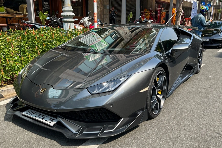 Ngoài những chiếc xe thể thao Porsche, mẫu siêu xe Lamborghini Huracan cũng tham dự sự kiện. Chiếc xe trong bài là chiếc Huracan chính hãng đầu tiên tại Việt Nam, xe được mang về nước vào đầu năm 2015 và tìm được chủ nhân sau đó khoảng hơn 10 tháng.