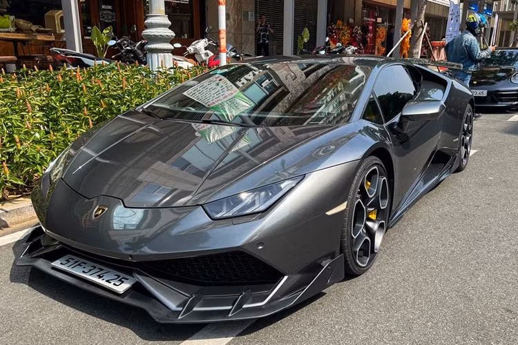 Ngoài những chiếc xe thể thao Porsche, mẫu siêu xe Lamborghini Huracan cũng tham dự sự kiện. Chiếc xe trong bài là chiếc Huracan chính hãng đầu tiên tại Việt Nam, xe được mang về nước vào đầu năm 2015 và tìm được chủ nhân sau đó khoảng hơn 10 tháng.