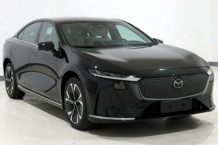 Mazda đã trình làng EZ-6 hoàn toàn mới tại Auto China vào tháng trước nhưng ở thời điểm đó, thương hiệu vẫn chưa tiết lộ các thông tin về các biển thể hệ truyền động. Tuy nhiên ở thời điểm hiện tại, thương hiệu đã hé lộ rằng mẫu xe Mazda EZ-6 2025 mới sẽ có hai hệ truyền động khác nhau.