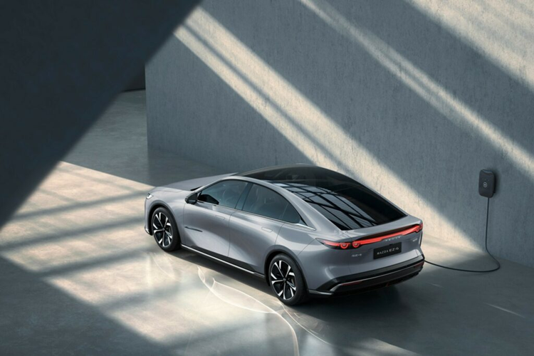 Mazda EZ-6 tại Trung Quốc sẽ chào hàng cuối năm nay và trước đây thương hiệu cho biết mẫu xe này có bộ đèn LED, xe cũng có thể được trang bị hệ thống thông tin giải trí 14,6 inch, hệ thống chiếu sáng xung quanh 64 màu, hệ thống âm thanh Sony 14 loa và cửa sổ trời toàn cảnh Panorama.