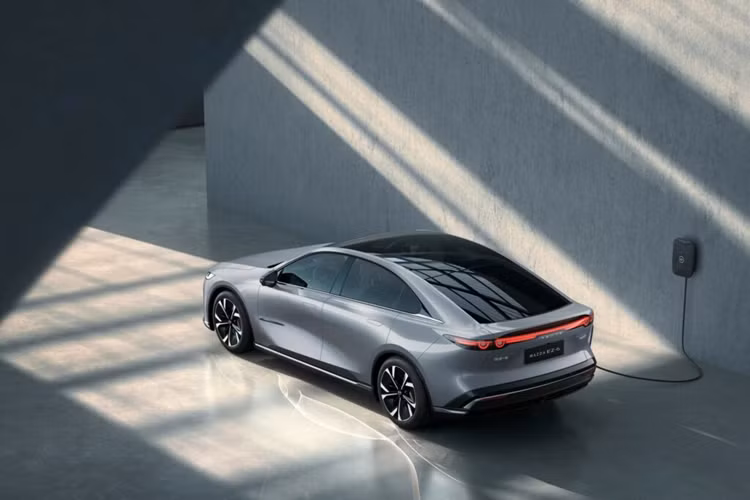 Mazda EZ-6 tại Trung Quốc sẽ chào hàng cuối năm nay và trước đây thương hiệu cho biết mẫu xe này có bộ đèn LED, xe cũng có thể được trang bị hệ thống thông tin giải trí 14,6 inch, hệ thống chiếu sáng xung quanh 64 màu, hệ thống âm thanh Sony 14 loa và cửa sổ trời toàn cảnh Panorama.