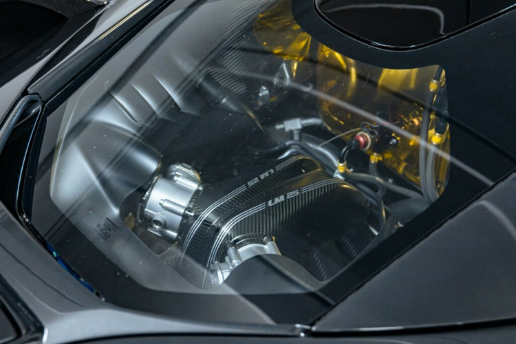 Mẫu xe đua này được trang bị bộ mâm siêu nhẹ được làm bằng nhôm và sợi carbon nhẹ, gắn nhãn hiệu Tokyo Ueno Clinic ở dưới bậc cửa và ở phần kính cửa bên ngoài được đính số “59” tri ân mẫu xe nguyên bản.