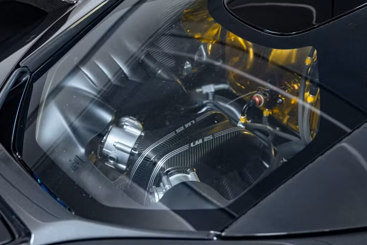 Mẫu xe đua này được trang bị bộ mâm siêu nhẹ được làm bằng nhôm và sợi carbon nhẹ, gắn nhãn hiệu Tokyo Ueno Clinic ở dưới bậc cửa và ở phần kính cửa bên ngoài được đính số “59” tri ân mẫu xe nguyên bản.