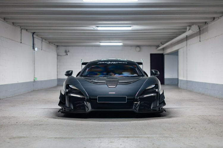 Chiếc Lanzante McLaren Senna GTR LM 25 độc bản này được sơn màu xám nhạt giống như chiếc xe đua Tokyo Ueno Clinic F1 GTR nổi tiếng.