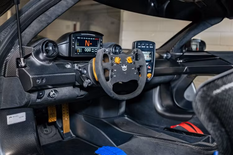 Về nội thất, mẫu xe sở hữu hàng loạt chi tiết siêu nhẹ và đắt giá như bộ ghế đua bằng sợi carbon tương tự như của F1 GTR, dây đai an toàn màu xanh lam và được trang bị bàn đạp màu vàng đồng.