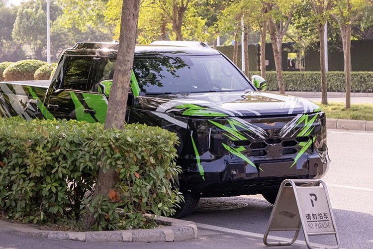 Cụm đèn pha của xe được thiết kế xếp tầng khá lạ mắt và cản trước cũng được làm lại nhìn khỏe khoắn, chắc chắn hơn. Phía đuôi xe có nhiều chi tiết được vay mượn từ Mitsubishi Triton mới.