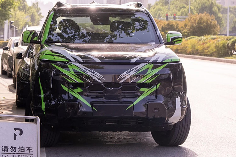 Về trang bị an toàn, Nissan Navara mới có thể sẽ có thêm các tính năng hỗ trợ lái xe tiên tiến như: cảnh báo chệch đường, kiểm soát hành trình thích ứng, camera 360 độ, các chế độ lái khác nhau như cát, bùn và tự động…