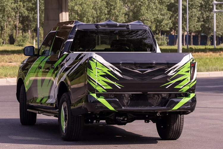 Cụm đèn pha của xe được thiết kế xếp tầng khá lạ mắt và cản trước cũng được làm lại nhìn khỏe khoắn, chắc chắn hơn. Phía đuôi xe có nhiều chi tiết được vay mượn từ Mitsubishi Triton mới.