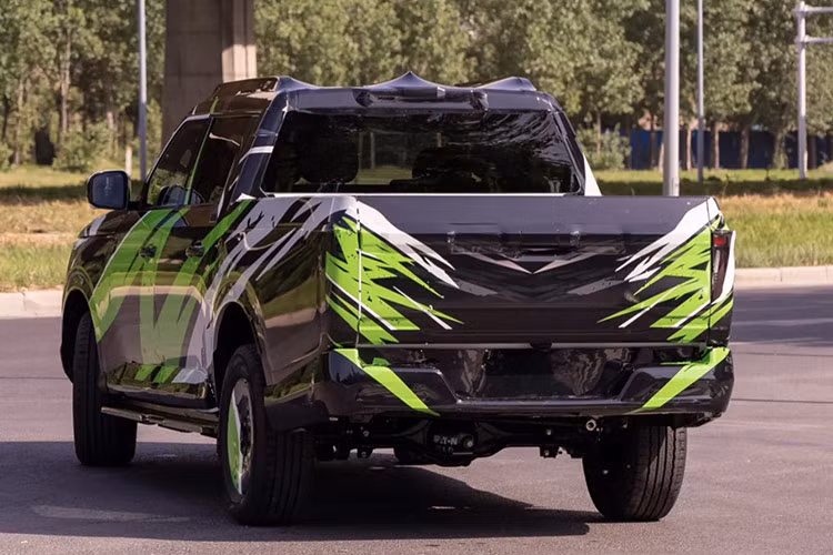 Cụm đèn pha của xe được thiết kế xếp tầng khá lạ mắt và cản trước cũng được làm lại nhìn khỏe khoắn, chắc chắn hơn. Phía đuôi xe có nhiều chi tiết được vay mượn từ Mitsubishi Triton mới.