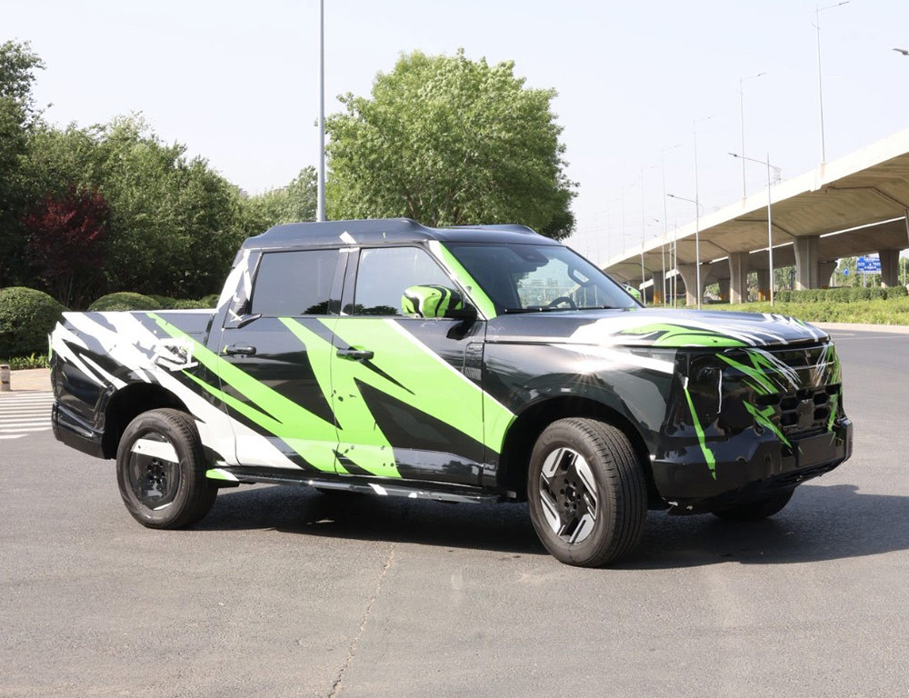 Theo đó ở thế hệ mới này, Nissan Navara 2025 tại Trung Quốc sẽ có ngoại hình đồ sộ, bề thế hơn. Đầu xe gây ấn tượng với lưới tản nhiệt họa tiết tổ ong cỡ lớn, đi cùng đường viền mạ chrome.