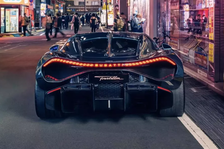 Sẽ chỉ có 250 chiếc được sản xuất, và gần 10 xe sẽ có mặt ở châu Á, tất nhiên các đại gia Nhật Bản sẽ là 1 trong những khách hàng rất quan trọng của Bugatti, dù họ chưa tiết lộ đã có dân chơi nào đặt mua hay không, nhưng nếu ai đó chịu chơi, mức giá lăn bánh của Bugatti Tourbillon tại Nhật Bản sẽ không hề rẻ từ 8,4 triệu USD - gần 200 tỷ đồng.