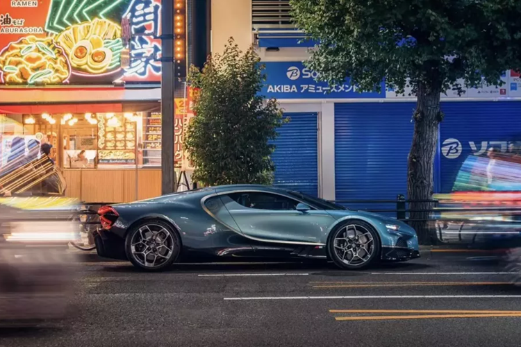 Trái tim của siêu xe Bugatti Tourbillon 2026 mới là động cơ V16 hút khí tự nhiên 8,3 lít có vòng tua máy lên đến 9.000 vòng/phút và sản sinh công suất 986 mã lực. Mặc dù chỉ riêng động cơ này đã rất ấn tượng, nhưng nó còn đi kèm với ba động cơ điện, nâng tổng công suất lên 1.775 mã lực.