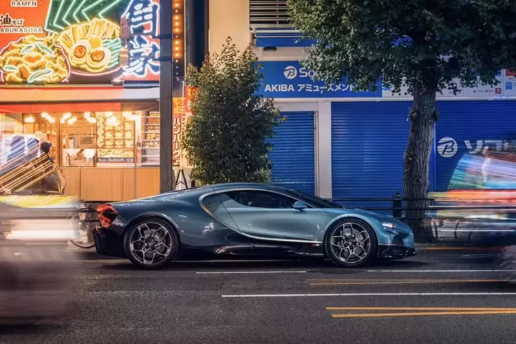 Trái tim của siêu xe Bugatti Tourbillon 2026 mới là động cơ V16 hút khí tự nhiên 8,3 lít có vòng tua máy lên đến 9.000 vòng/phút và sản sinh công suất 986 mã lực. Mặc dù chỉ riêng động cơ này đã rất ấn tượng, nhưng nó còn đi kèm với ba động cơ điện, nâng tổng công suất lên 1.775 mã lực.