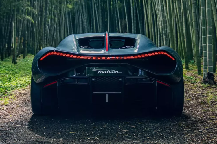 “Mối quan hệ của Nhật Bản với Bugatti sâu sắc hơn sự ngưỡng mộ đơn thuần”, chủ tịch Bugatti Christophe Piochon cho biết. “Với hơn 25 mẫu xe Bugatti đã xuất hiện trên đường phố Nhật Bản, đất nước này đã tự khẳng định mình là một ngôi nhà quan trọng cho thương hiệu Pháp.