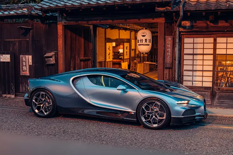 Ở Nhật Bản, siêu phẩm này đã được mang đến nhiều địa danh nổi tiếng của xứ sở hoa anh đào để ghi lại các bức ảnh đẹp nhất, đó là ở khu vực Wakatake no Mori, là một trang trại trồng hạt dẻ và tre đã có lịch sử hơn 100 năm, những ngôi nhà cổ hay trên đường phố Tokyo.