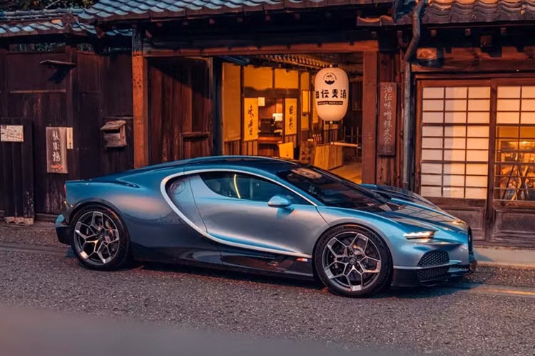 Ở Nhật Bản, siêu phẩm này đã được mang đến nhiều địa danh nổi tiếng của xứ sở hoa anh đào để ghi lại các bức ảnh đẹp nhất, đó là ở khu vực Wakatake no Mori, là một trang trại trồng hạt dẻ và tre đã có lịch sử hơn 100 năm, những ngôi nhà cổ hay trên đường phố Tokyo.