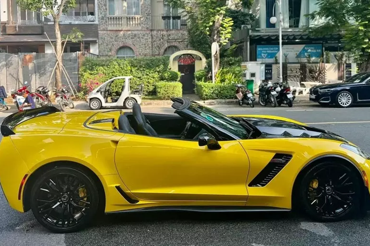Lý do cho việc anh quyết định chơi lại 1 chiếc xe thể thao Chevrolet Corvette có thể là vì yêu thích cảm giác lái của mẫu xe Mỹ, giá rẻ và quan trọng, ở Việt Nam sẽ không thể nào tìm ra được chiếc xe Chevrolet Corvette C7 Z06 Convertible thứ 2. 
