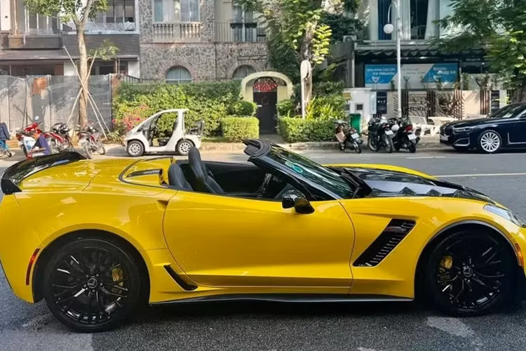 Lý do cho việc anh quyết định chơi lại 1 chiếc xe thể thao Chevrolet Corvette có thể là vì yêu thích cảm giác lái của mẫu xe Mỹ, giá rẻ và quan trọng, ở Việt Nam sẽ không thể nào tìm ra được chiếc xe Chevrolet Corvette C7 Z06 Convertible thứ 2. 