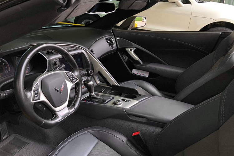 Khác với các xe Chevrolet Corvette C7 Z06 khác chủ nhân phải tự tháo lắp mui cứng, và bỏ vào khoang chứa mui ở đằng sau, phiên bản Chevrolet Corvette C7 Z06 Convertible dễ dàng hơn nhiều, vì chủ xe chỉ cần nhấn nút trong khoang lái, chiếc mui mềm sẽ tự động đóng lại hoặc mở ra.