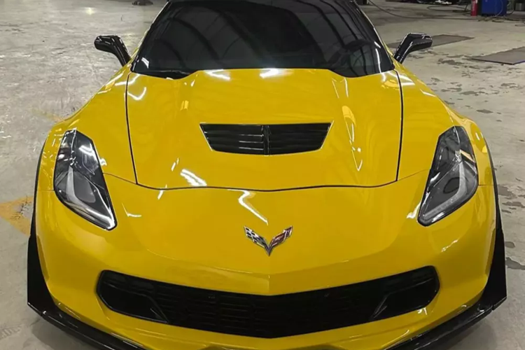 Khá thú vị đây là màn xuống đời xe, vì trước đó, tay chơi xe đến từ Cần thơ, đã tậu về garage chiếc xe thể thao Chevrolet Corvette C8 đầu tiên và đến nay vẫn là độc nhất Việt Nam, xe còn được độ lại cửa cắt kéo như các dòng xe Lamborghini.