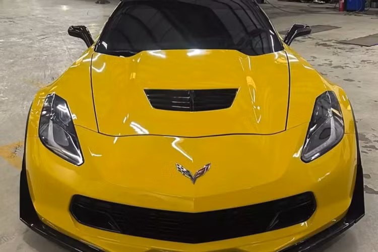 Khá thú vị đây là màn xuống đời xe, vì trước đó, tay chơi xe đến từ Cần thơ, đã tậu về garage chiếc xe thể thao Chevrolet Corvette C8 đầu tiên và đến nay vẫn là độc nhất Việt Nam, xe còn được độ lại cửa cắt kéo như các dòng xe Lamborghini.