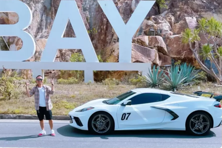 Trong giới chơi xe ở miền Tây sông nước, có 1 doanh nhân kinh doanh lĩnh vực thực phẩm và massage rất chịu chơi các dòng xe thể thao và siêu xe, mới đây, anh đã chính thức rước về garage của mình chiếc xe thể thao mui trần Chevrolet Corvette C7 Z06 Convertible mui trần.