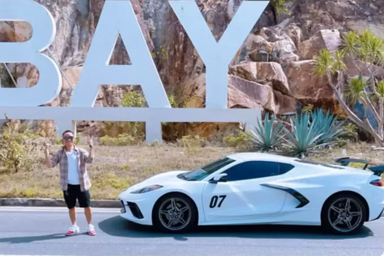 Trong giới chơi xe ở miền Tây sông nước, có 1 doanh nhân kinh doanh lĩnh vực thực phẩm và massage rất chịu chơi các dòng xe thể thao và siêu xe, mới đây, anh đã chính thức rước về garage của mình chiếc xe thể thao mui trần Chevrolet Corvette C7 Z06 Convertible mui trần.