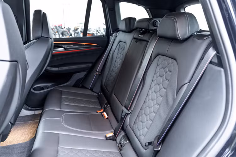 Mẫu xe SUV BMW X3M Competition 2024 cũng được trang bị bộ mâm đa chấu có kích thước 22 inch thể thao được sơn màu đen bóng, viền mâm được phay bạc ăn nhập với những đường nét khác trên xe