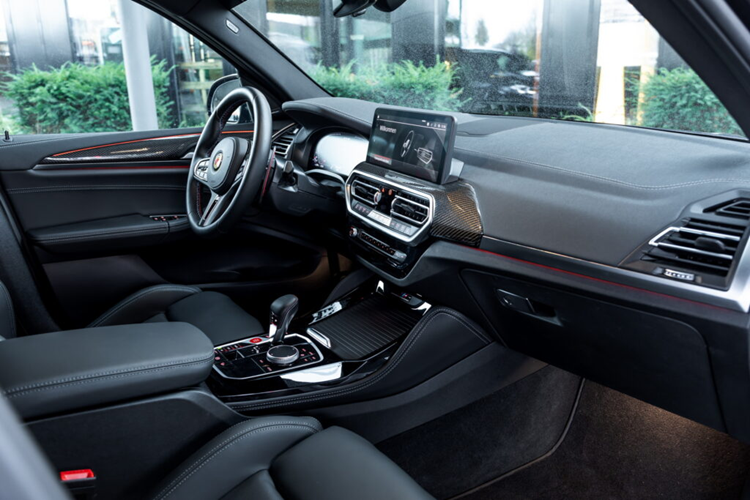 Nhằm tăng diện mạo ấn tượng cho xe, mẫu xe còn được trang bị bộ bodykit bằng sợi carbon với những bộ líp nhỏ, từ đây tạo sự khác biệt cho chiếc xe độ. Gói bodykit này bao gồm một cánh lướt gió phía trước và cánh gió bên với các cánh gió bên.