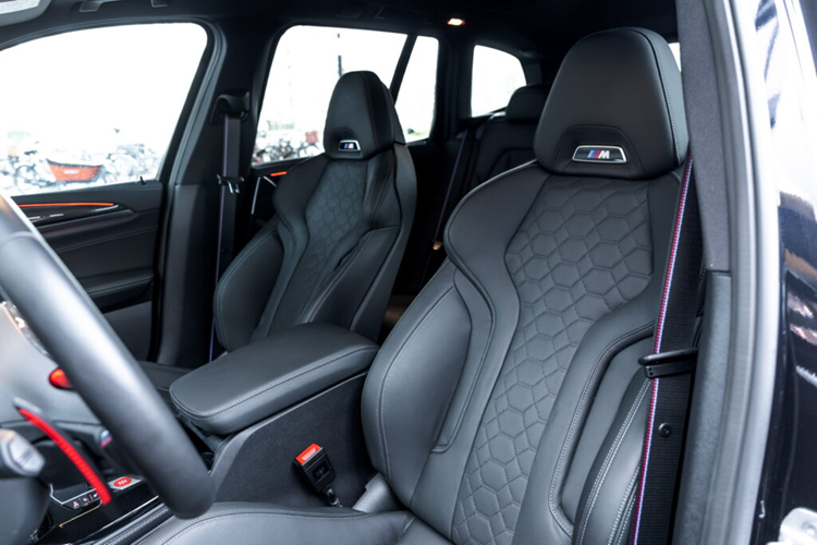 Ở phía sau, xe cũng được trang bị thêm cánh lướt gió trên đuôi sau xe và bộ khuếch tán thể thao Đối với chiếc xe này, Manhart đã sử dụng các điểm nhấn màu bạc và xanh lam làm nổi bật diện mạo ngoại thất của chiếc SUV hiệu năng cao đến từ Đức.