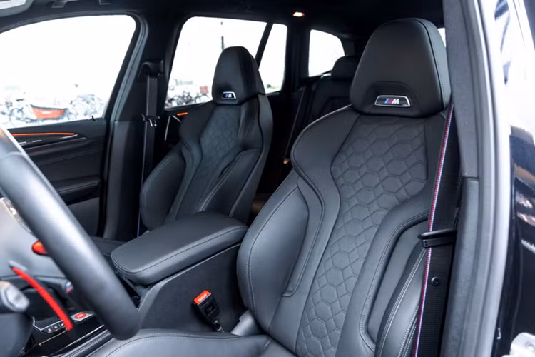 Ở phía sau, xe cũng được trang bị thêm cánh lướt gió trên đuôi sau xe và bộ khuếch tán thể thao Đối với chiếc xe này, Manhart đã sử dụng các điểm nhấn màu bạc và xanh lam làm nổi bật diện mạo ngoại thất của chiếc SUV hiệu năng cao đến từ Đức.