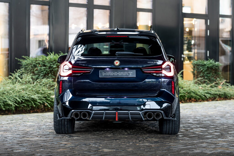 Khoang nội thất của xe cũng sở hữu loạt chi tiết trang trí bằng vật liệu sợi carbon chính hãng độc đáo trên một số chi tiết như các chấu vô lăng và lẫy chuyển số trên vô lăng. Manhart cũng có thể nâng cấp khoang nội thất bọc các chất liệu tùy theo yêu cầu của chủ sở hữu xe.