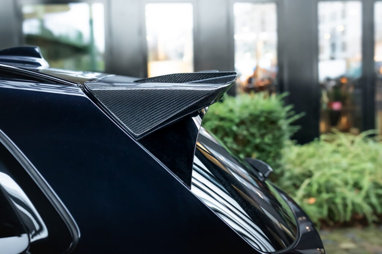 Tuy nhiên, hãng độ cũng hoàn toàn có thể đáp ứng những yêu cầu khác về mâm xe theo mong muốn của người mua. Xe cũng được trang bị bộ lò xo từ H&amp;R giúp chiều cao của xe giảm thêm khoảng 3cm so với nguyên bản.