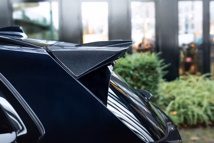 Tuy nhiên, hãng độ cũng hoàn toàn có thể đáp ứng những yêu cầu khác về mâm xe theo mong muốn của người mua. Xe cũng được trang bị bộ lò xo từ H&amp;R giúp chiều cao của xe giảm thêm khoảng 3cm so với nguyên bản.