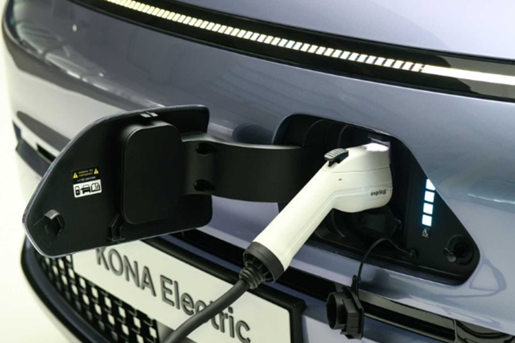 So với bản dùng động cơ đốt trong, xe có điểm khác biệt rõ rệt nhất ở khu vực đầu xe. Theo đó, Kona Electric 2024 được trang bị lưới tản nhiệt đóng kín, tích hợp cổng sạc.