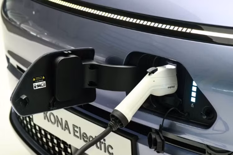 So với bản dùng động cơ đốt trong, xe có điểm khác biệt rõ rệt nhất ở khu vực đầu xe. Theo đó, Kona Electric 2024 được trang bị lưới tản nhiệt đóng kín, tích hợp cổng sạc.