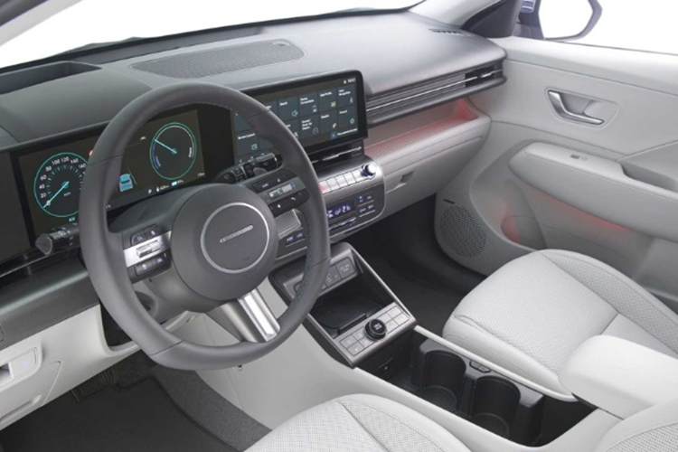 Tiếp đến là dải đèn LED chạy ngang đầu xe với các bóng vuông thiết kế dạng điểm ảnh (được gọi là Pixelated Seamless Horizon Lamp) thay vì liền mạch như bản thường. Mặt ca-lăng trên bản này được làm thấp hơn. Cản sau, mâm 17 inch và đèn hậu đều được thiết kế theo chủ đề Parametric Pixel theo cách gọi của Hyundai.