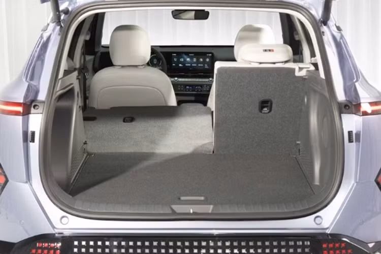 Trên bản cao cấp, Hyundai Kona Electric 2024 dùng bộ mâm kích thước 19 inch. Bên trong cabin, Hyundai Kona Electric 2024 vẫn mang thiết kế như trên bản thường với phong cách hiện đại và kỹ thuật số hóa.