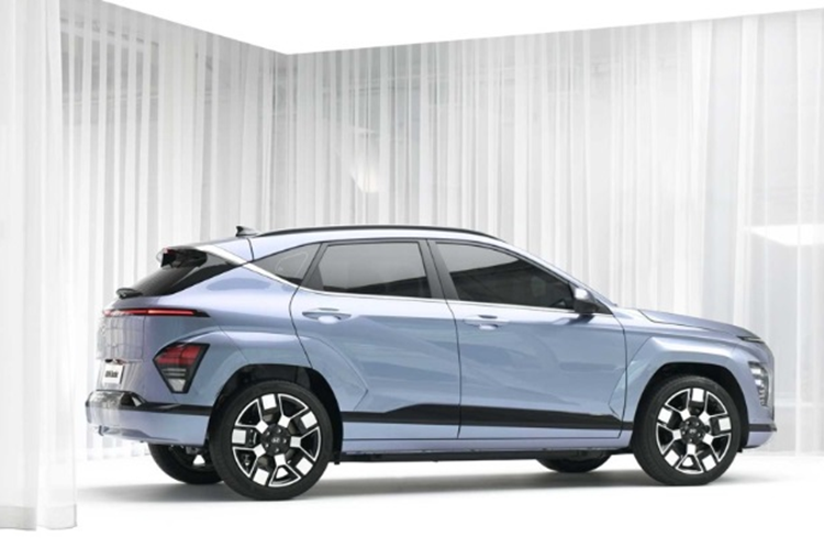 Hyundai Kona Electric 2024 sở hữu kích thước chiều dài 4.355 mm, rộng 1.825 mm và cao 1.550 mm, trục cơ sở dài 2.660 mm. Số đo này của Kona ngang ngửa với VinFast VF 6 nhưng chiều dài cơ sở ngắn hơn 70 mm. “Ngoại hình” của Hyundai Kona Electric 2024 hiện đại, thời thượng.