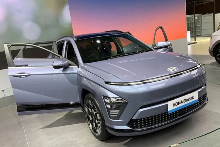 Bên cạnh đó, Hyundai Kona Electric 2024 còn được trang bị hệ thống thông tin giải trí ccNC thế hệ mới, hỗ trợ các tính năng dành riêng cho ô tô điện như tối ưu hóa hệ thống đèn nội thất, sưởi ấm/làm mát pin, điều hòa nhiệt độ để tiết kiệm điện và lên lộ trình cho xe.