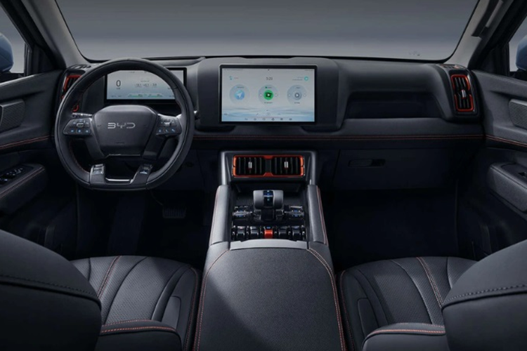 Phần hông xe có vẻ hầm hố và cơ bắp với hốc bánh xe, gương chiếu lớn và thềm cửa rộng. Phía đuôi xe được thiết kế đơn giản hơn đầu xe với đèn hậu đi cùng thanh đèn LED chạy giữa. Cột C của xe được tô điểm bằng một dải màu đen, nối liền với kính cửa sổ bên giúp xe nhìn cá tính và thể thao hơn.