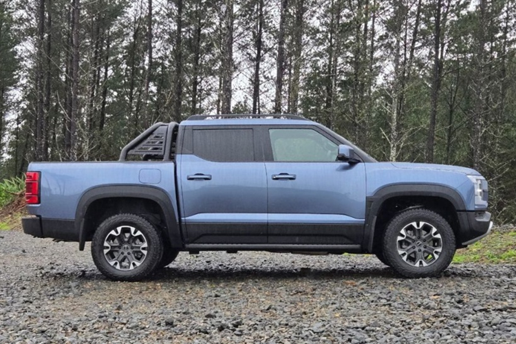 Bán tải BYD Shark 2025 có chiều dài 5.457 mm, rộng 1.971 mm và cao 1.925 mm, nhỉnh hơn 132 mm chiều dài, 71 mm chiều rộng và 110 mm chiều cao so với Toyota Hilux. Chiều dài cơ sở 3.260 mm của Shark cũng nhỉnh hơn 175 mm so với Hilux.