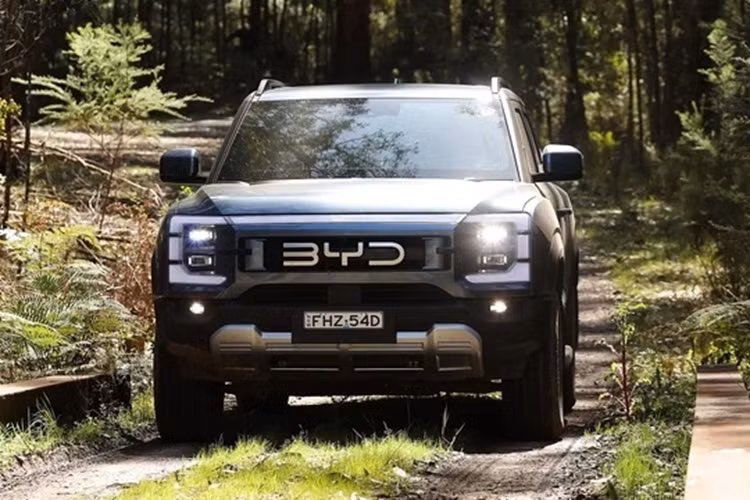 Về nội thất, khoang cabin của mẫu bán tải nhà BYD mang đến một không gian khác biệt so với các đối thủ trên thị trường. Xe được trang bị màn hình cảm ứng trung tâm khổng lồ 15,6 inch, có khả năng xoay theo chiều dọc giống như trên nhiều mẫu xe BYD khác.